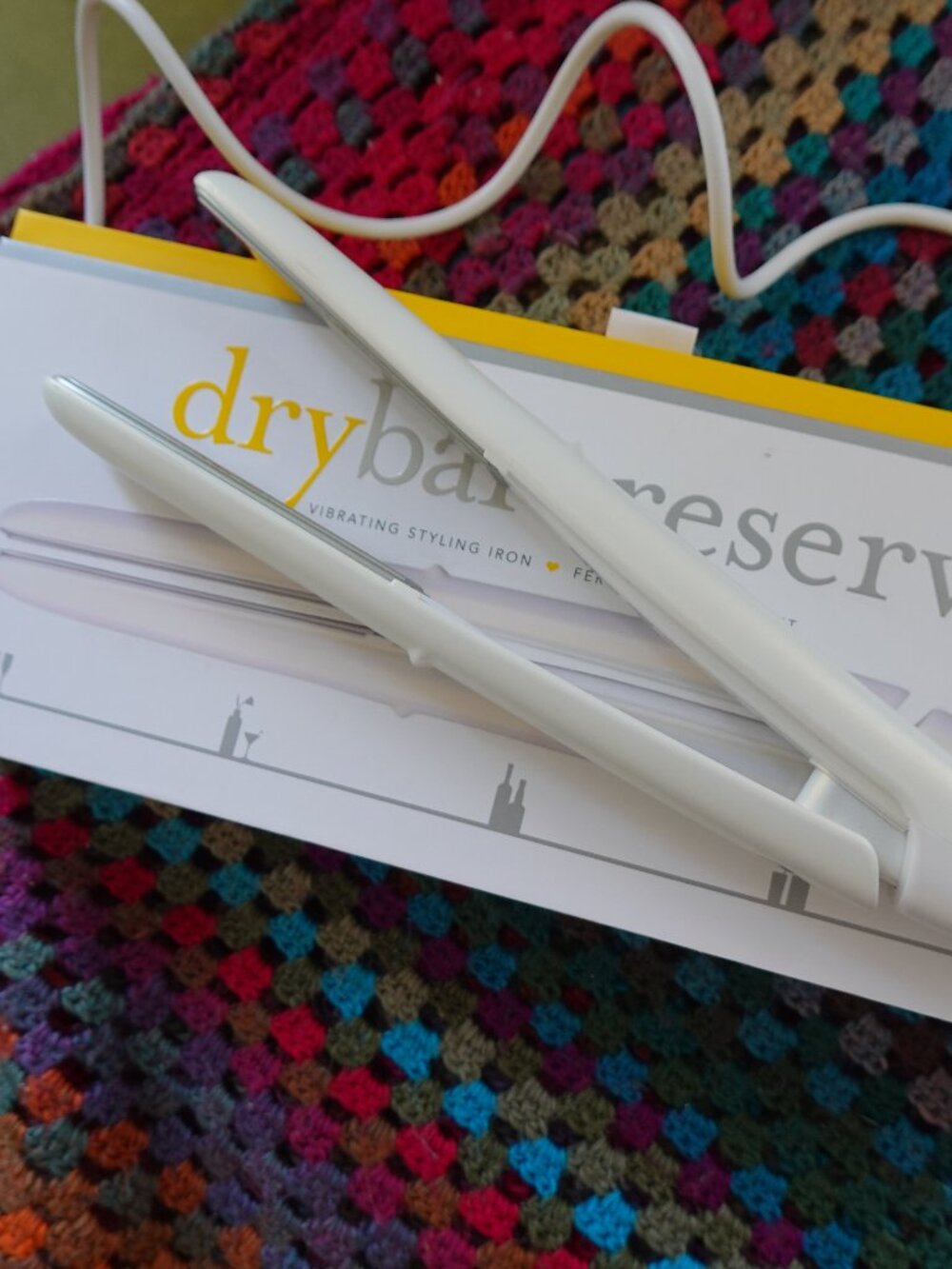 Drybar Reserve Vibrating Flat Iron in White